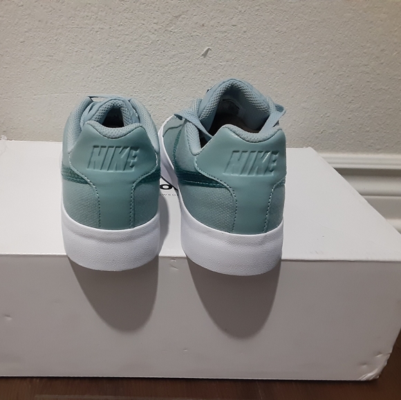 Nike - Picture 3 of 4